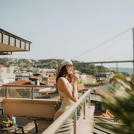 Radisson Blu Bosphorus Hotel Istanbul Ngoại thất bức ảnh A woman on a balcony