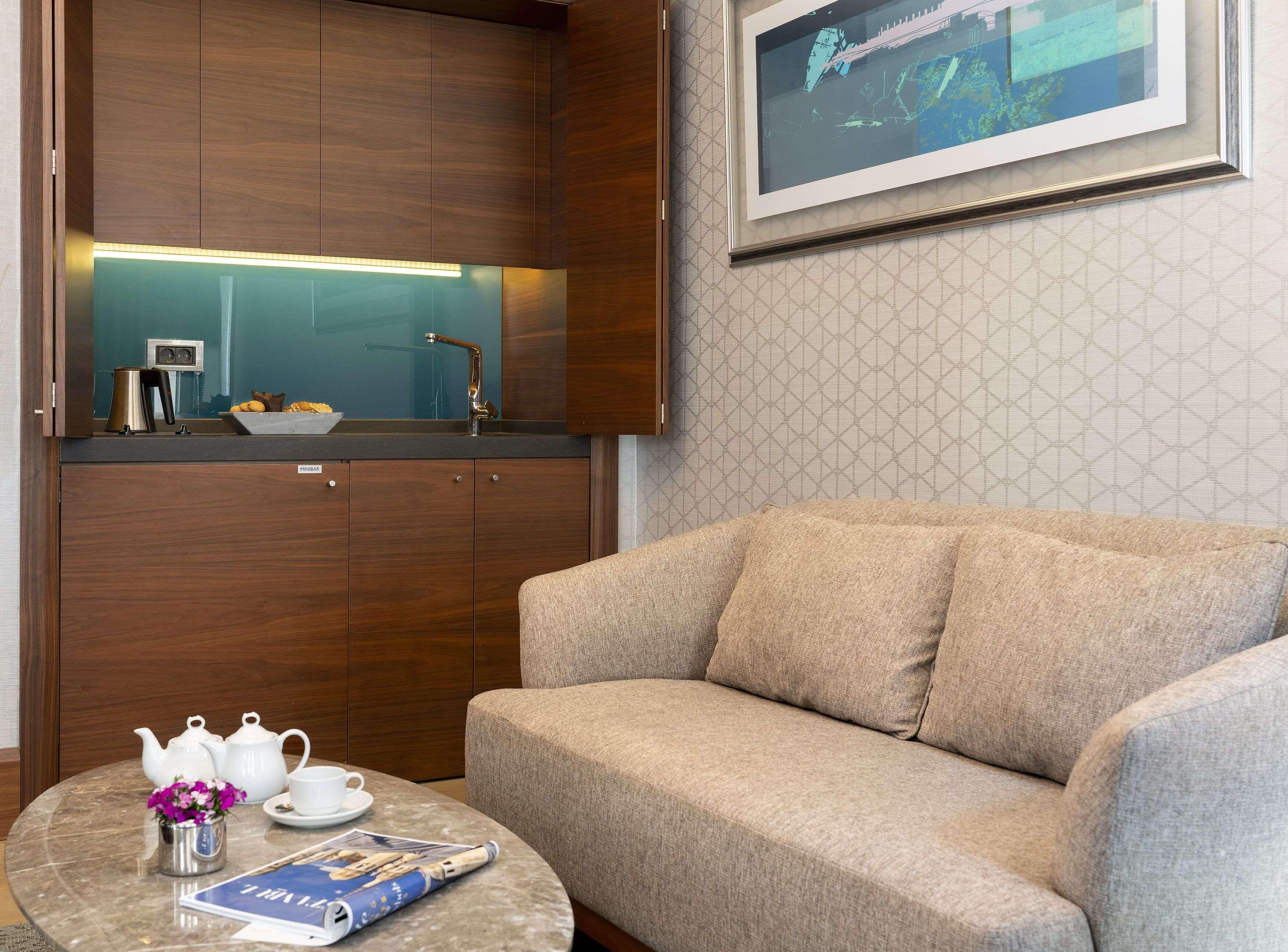 Radisson Blu Bosphorus Hotel Istanbul Ngoại thất bức ảnh A living room in a suite at the hotel