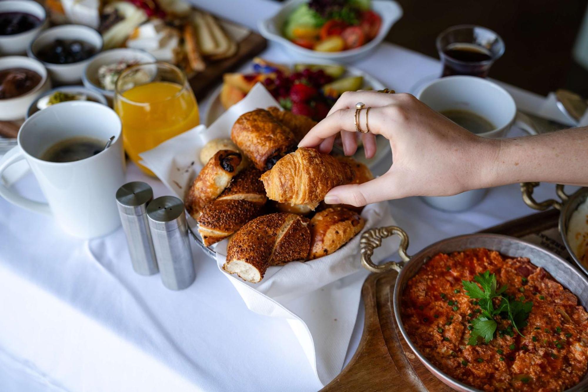 Radisson Blu Bosphorus Hotel Istanbul Ngoại thất bức ảnh Turkish breakfast